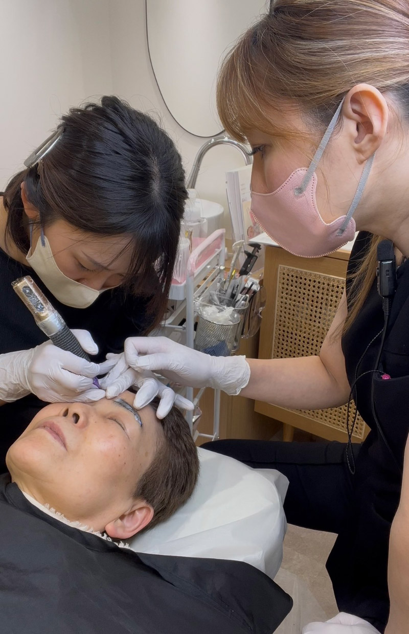 講師が手元を確認しながら、実技をサポート
