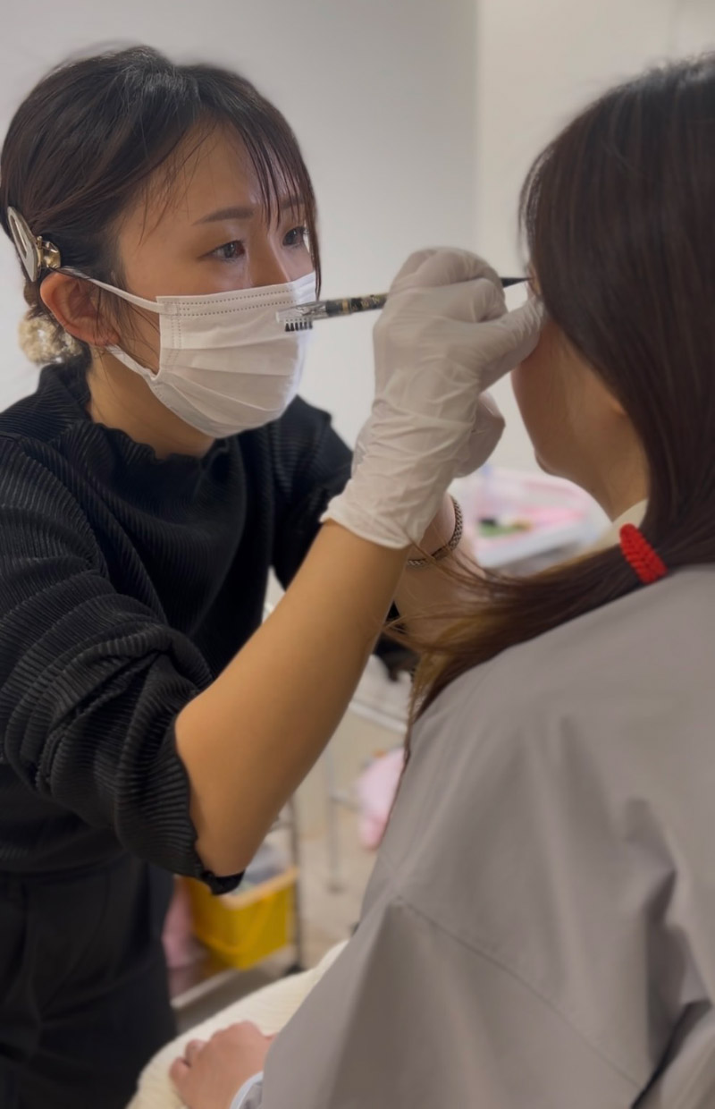 正面から眉のデザインを確認している写真です。